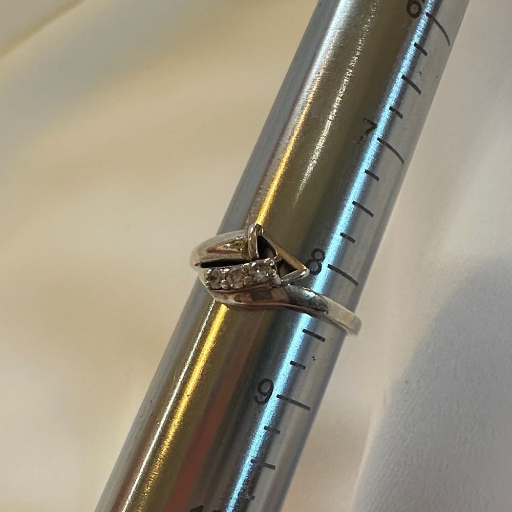 Vintage sterling Silver Ring with small crystals
